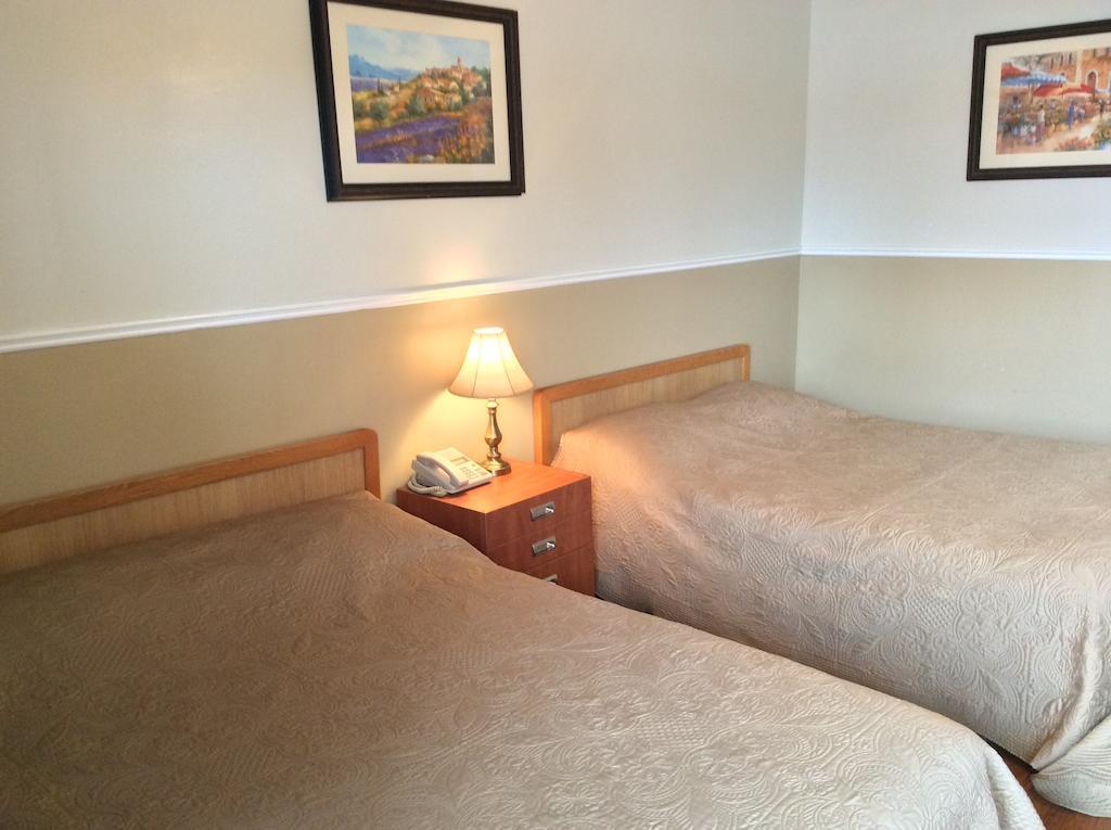 Auberge Du Lac Beauchamp Gatineau Room photo